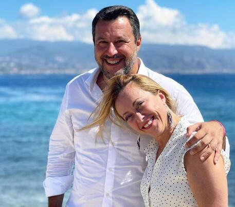 Salvini posta una foto con Giorgia Meloni al mare, 'uniti si vince' - Politica - ANSA