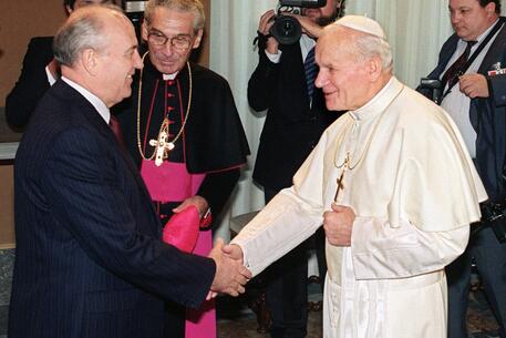 Gorbaciov con Giovanni Paolo II © AFP