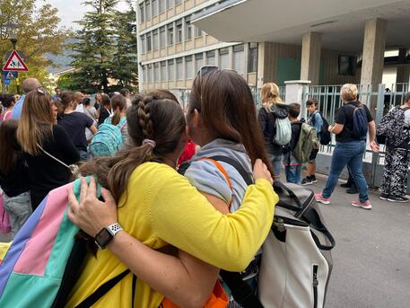 Studenti fuori scuola © ANSA