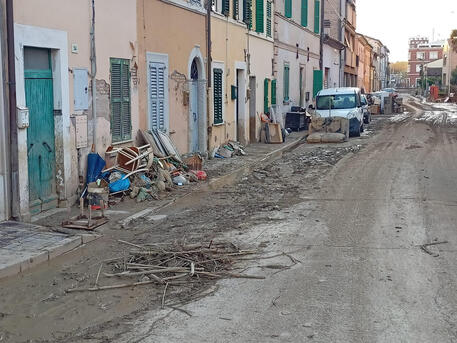 Cumuli di fango in Via Andrea Costa a Senigallia © ANSA