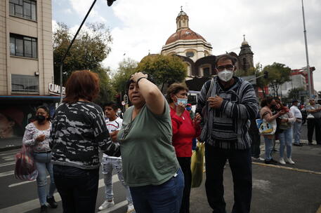 Persone in strada dopo il terremoto in Messico © EPA