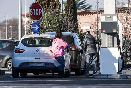 Una stazione di servizio a Torino © ANSA