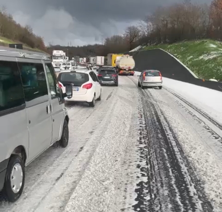 Forte grandinata in A1 fino 13 km coda tra Firenze e Arezzo