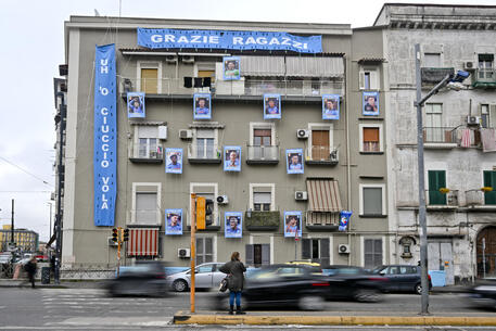 Il palazzo nella zona della stazione centrale dove le foto dei calciatori del Napoli, sistemate sui quattro piani, fanno assomigliare la facciata dell'edificio ad una pagina dell'album figurine © ANSA