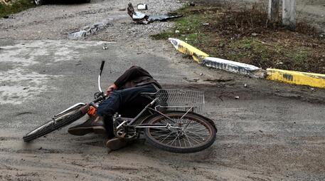 Un civile ucciso dai cecchini russi a Bucha © AFP