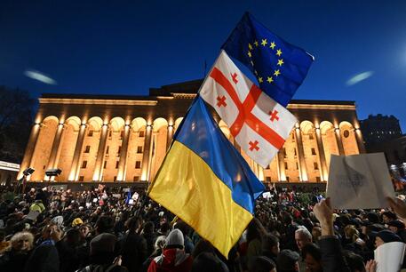 Una delle manifestazione davanti al Parlamento di Tbilisi © AFP
