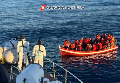 Le operazioni di soccorso della Guardia Costiera con due barconi in difficolta' ANSA/Guardia Costiera © ANSA