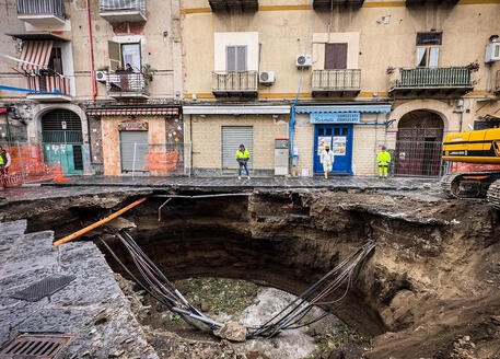 Maltempo: nella notte voragine a Napoli, stop ad acqua e gas © ANSA
