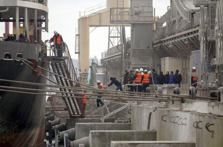 La carica del grano in un porto ucraino. © EPA