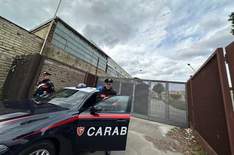 Carabinieri a Casalnuovo di Napoli davanti all'ingresso dell'ex stabilimento dove è precipitato un 17enne © Ansa