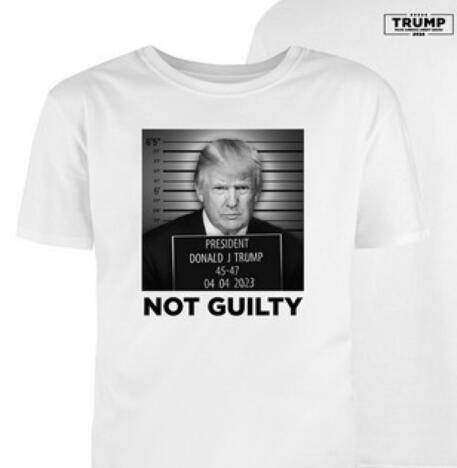 Le t-shirt con la foto segnaletica falsa di Donald Trump © ANSA