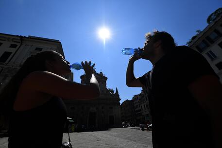 Due ragazzi si dissetano nel centro di Genova © ANSA