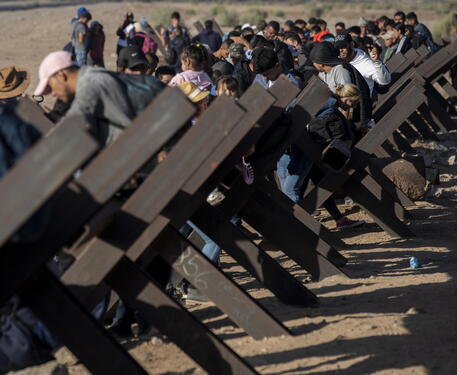 Migranti in attesa di identificazione dalla polizia di confine Usa © EPA