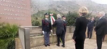 Il ministro Piantedosi depone una corona d'alloro alla stele di Capaci © Ansa