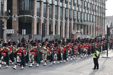 La banda musicale si dirige da Buckingham Palace all'abbazia di Westminster © EPA