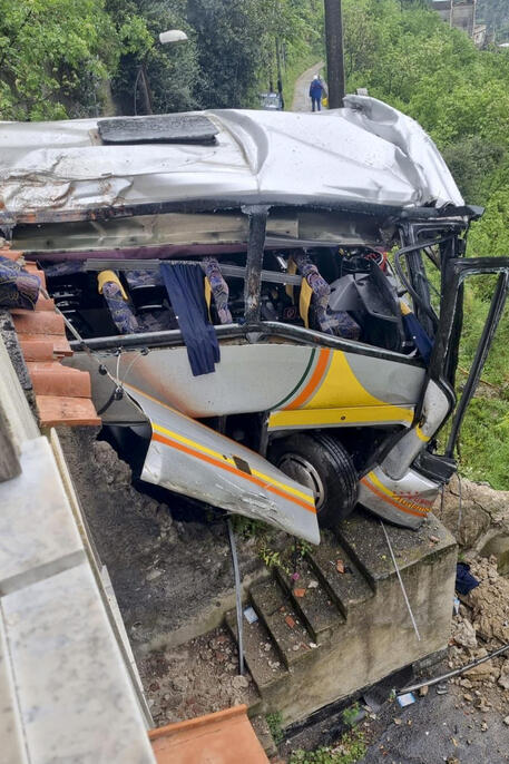 Bus precipita a Ravello, morto l'autista © ANSA