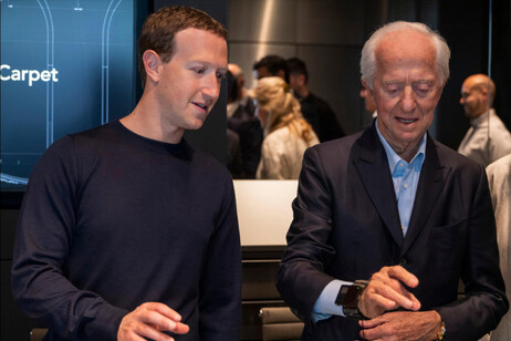 Essilux: Zuckerberg e Del Vecchio 'provano' smart glasses (foto archivio)