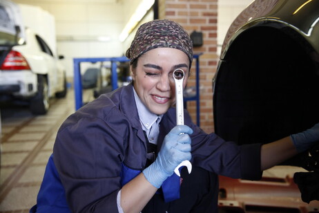 Auto-Mechanic girls in Iran