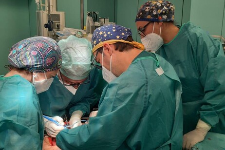 Un'operazione salva un bambino di 11 anni con una rara infezione