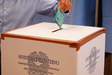 Un'urna per una votazione in una foto di archivio