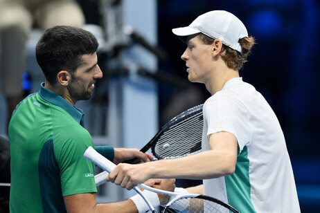 Jannik Sinner con Novak Djokovic