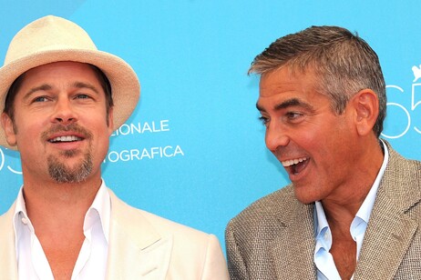 Brad Pitt e George Clooney in una foto d'archivio alla Mostra del Cinema di Venezia