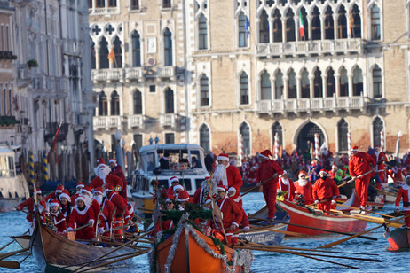SCATTIdelGIORNO A Venezia regata Babbi Natale sul Canal Grande