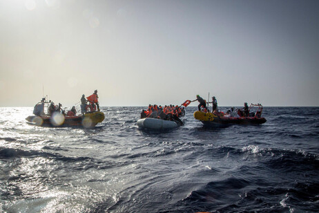 Migranti: 66 persone salvate dalla Sos Mediterranee