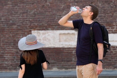 Turisti e cittadini in cerca di refrigerio in città