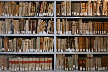 Una biblioteca di Genova (foto di archivio)