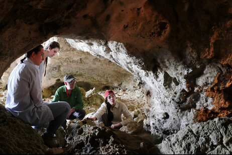 Gli archeologi del WashU stanno indagando sulle grotte costiere e sottomarine nella Sicilia sud-orientale, rintracciando la prima dispersione umana sull'isola. Credito: Ilaria Patania