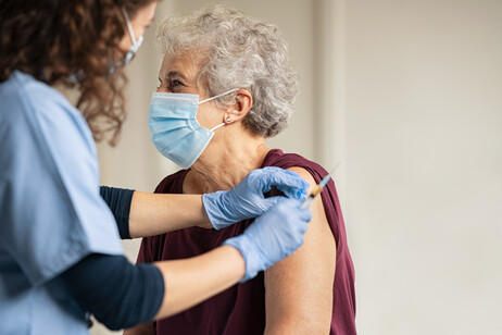 Virus respiratori e anziani, 'serve un'adeguata copertura vaccinale'