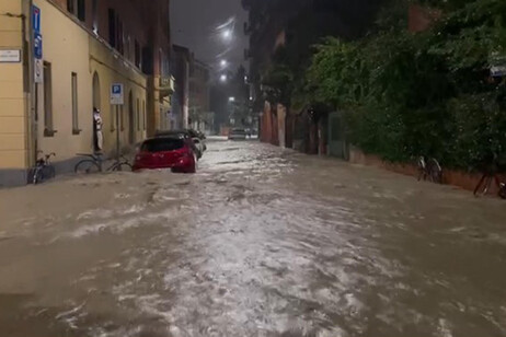 Torrenti esondati, Bologna è sott'acqua