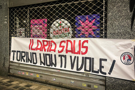 'Torino non ti vuole', striscioni contro Salis davanti sede Avs