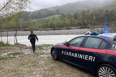 Carabinieri sorvegliano i corsi d'acqua