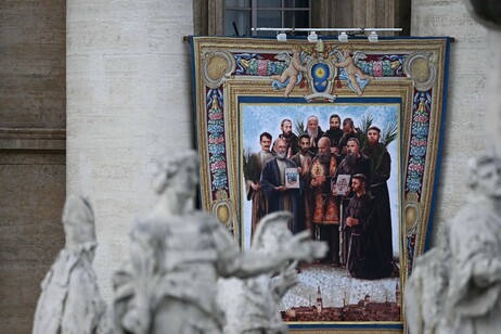 Il Papa celebra la messa, oggi proclama 14 nuovi santi