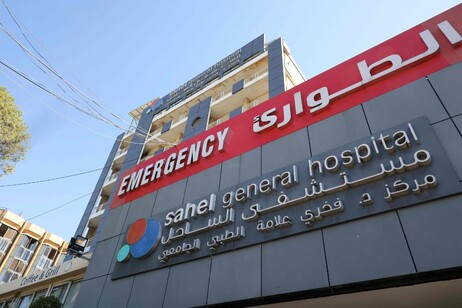 Folla di giornalisti visita l'ospedale sul bunker a Beirut