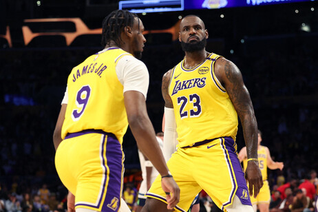 NBA: esordio per la coppia padre-figlio LeBron e Bronny James