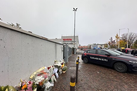 Esplosione a Bologna, fiori e tante persone alla Toyota