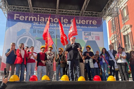 Michele Emiliano alla manifestazione pacifista di Bari