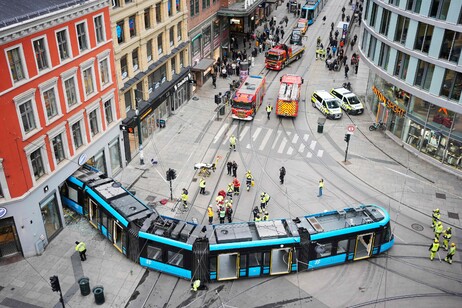 Tram deraglia e si schianta contro un negozio a Oslo, 4 feriti