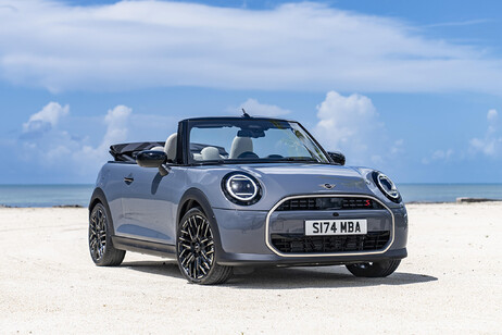 Nuova generazione Mini Cooper Cabrio evolve nella continuità