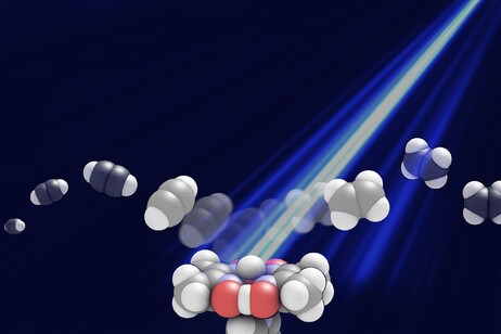 Il processo sostituisce le alte temperature e i metalli rari e costosi con la luce solare (fonte: Università di Padova)