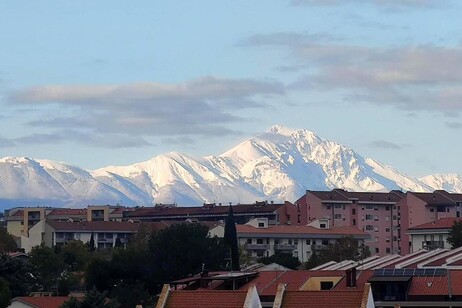 neve sul Gran Sasso caduta il 14 novembre 2024, panorama da Pescara