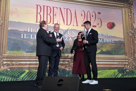 Mister Claudio Ranieri sommelier d'onore di Bibenda 2025