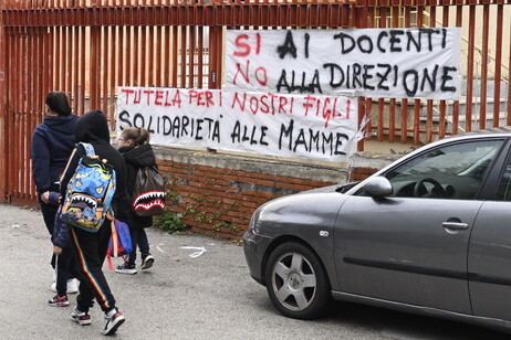 Insegnante aggredita, riapertura blindata per la scuola