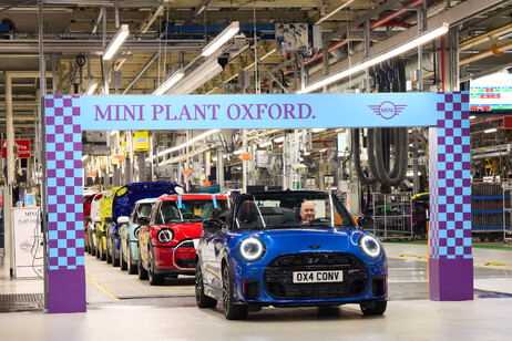 Mini Cooper Cabrio, prodotto a Oxford il primo esemplare