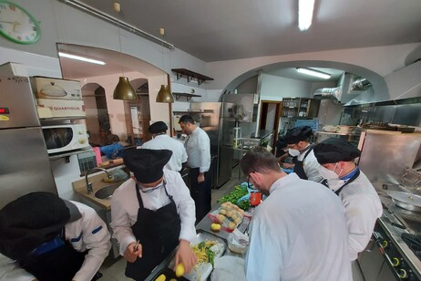 I ragazzi della Locanda del Giullare' al lavoro in cucina