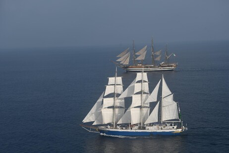 Incontro della nave Amerigo Vespucci con la ave a vela Tarangini della Marina Militare Indiana