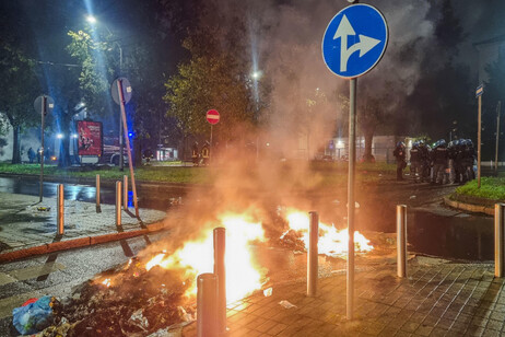 Notte di tensione in quartiere a Milano, vandalismi e cariche